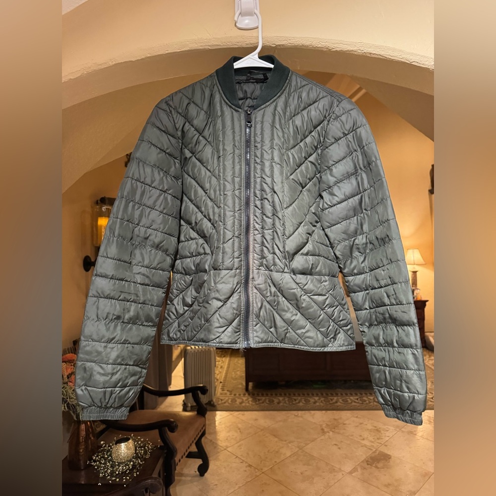 GAP Tailored Fit Quilted Bomber Jacket in Olive Green - Size Small